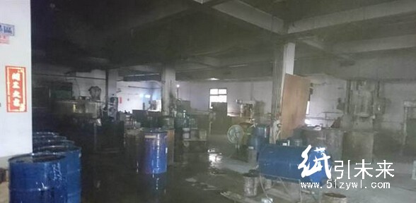 印刷工廠2樓遭火舌肆虐，印刷器具、原料桶全被濃煙熏黑